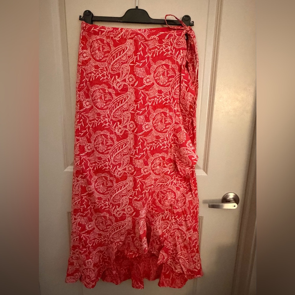 Universal Thread Red and White Floral Wrap Skirt | Size Medium